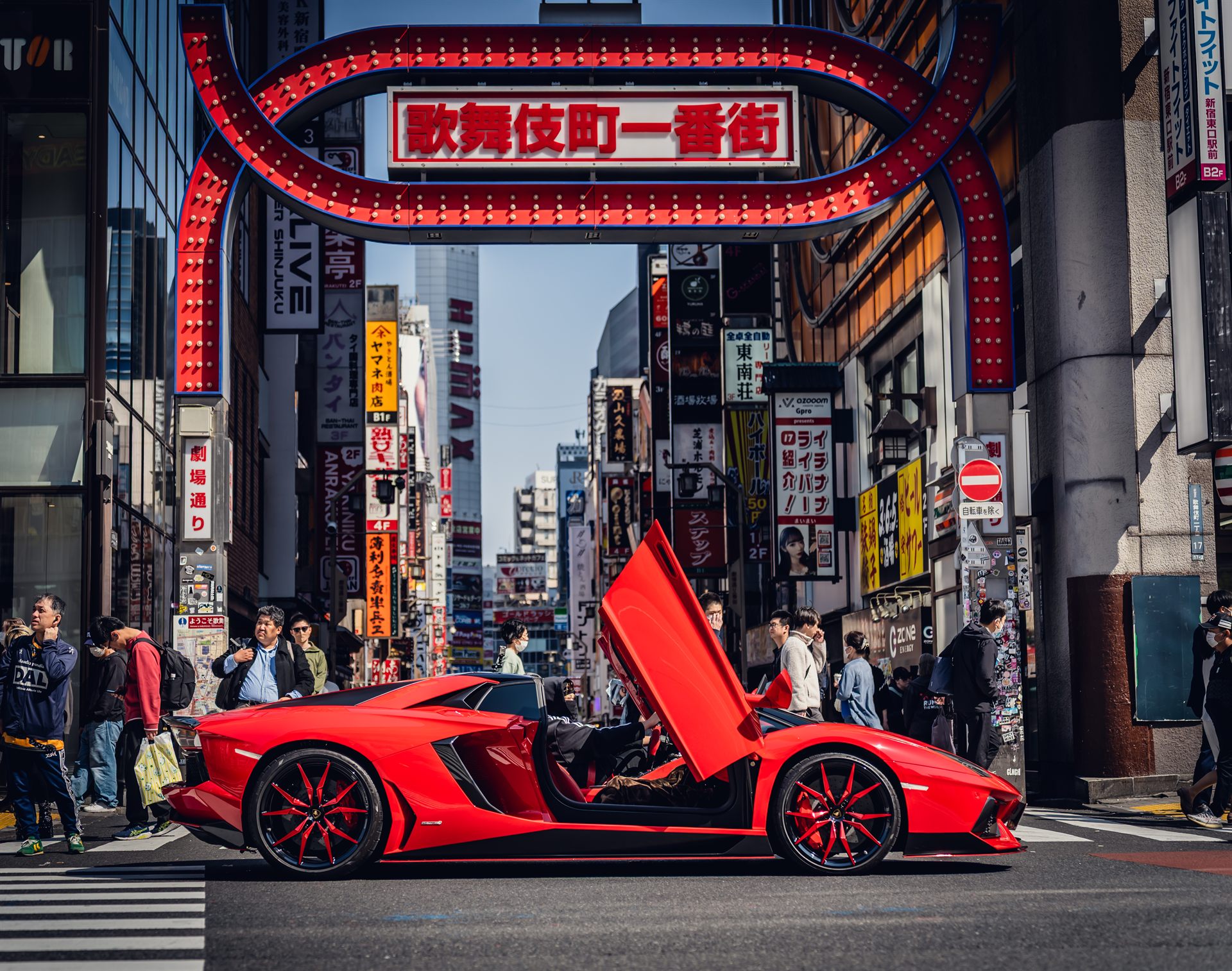 夜の街の赤いスーパーカー撮影サンプル（架空）